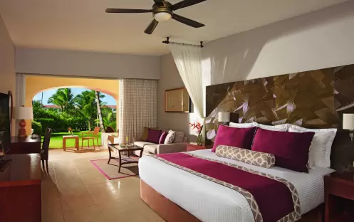 Secrets Royal Beach-Preferred-Club-Junior-Suite-Tropical-View-King_8001